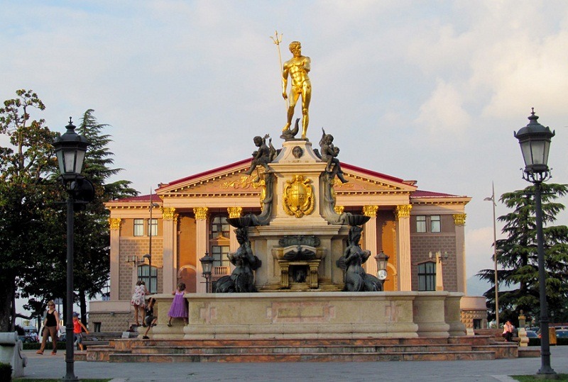 Драмтеатр и фонтан Нептуна